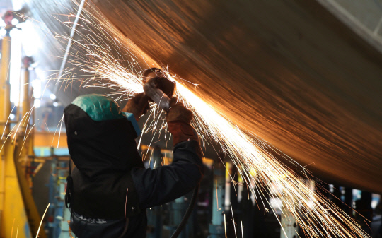 조선소에서 숙련공이 일하는 모습. 연합뉴스
